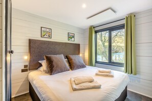 Iron/ironing board, WiFi, bed sheets - Cosy two-bedroom lodge for up to four guests and up to three dogs. With Wi-Fi, Netflix-ready TV, EV charging, infrared heating, private decking, Ninja BBQ, and a copper bath and shower for wellness in nature. (Cornwall)