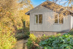 Exterior - Cosy two-bedroom lodge for up to four guests and up to three dogs. With Wi-Fi, Netflix-ready TV, EV charging, infrared heating, private decking, Ninja BBQ, and a copper bath and shower for wellness in nature. (Cornwall)
