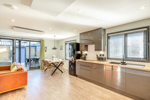 Coffee/tea maker, fridge, microwave, oven - Cosy two-bedroom lodge for up to four guests and up to three dogs. With Wi-Fi, Netflix-ready TV, EV charging, infrared heating, private decking, Ninja BBQ, and a copper bath and shower for wellness in nature. (Cornwall)