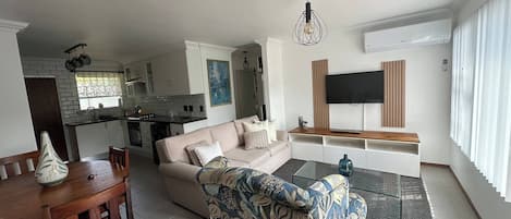 Appartement, 2 chambres, balcon | Salle de séjour