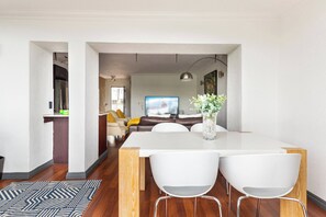 Apartment, 2 Schlafzimmer, Balkon | Esszimmer
