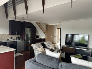 Apartment, 2 Schlafzimmer, Balkon | Wohnzimmer