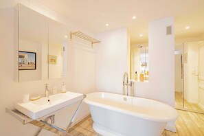 Apartment | Badezimmer | Badewanne, Haartrockner, Handtücher, Shampoo