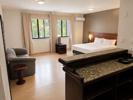 Suite estudio, 1 cama de matrimonio, cocina | Espacio para trabajar con un portátil, cortinas opacas, wifi gratis