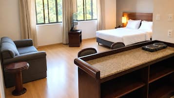Studio Suite, 1 Queen Bed, Kitchen