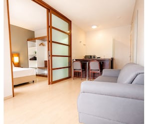 Laptop workspace, blackout curtains, free WiFi, bed sheets - Apartamento no Hotel Prinz (Joinville)