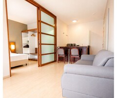 Espacio para trabajar con laptop, cortinas blackout y wifi gratis 