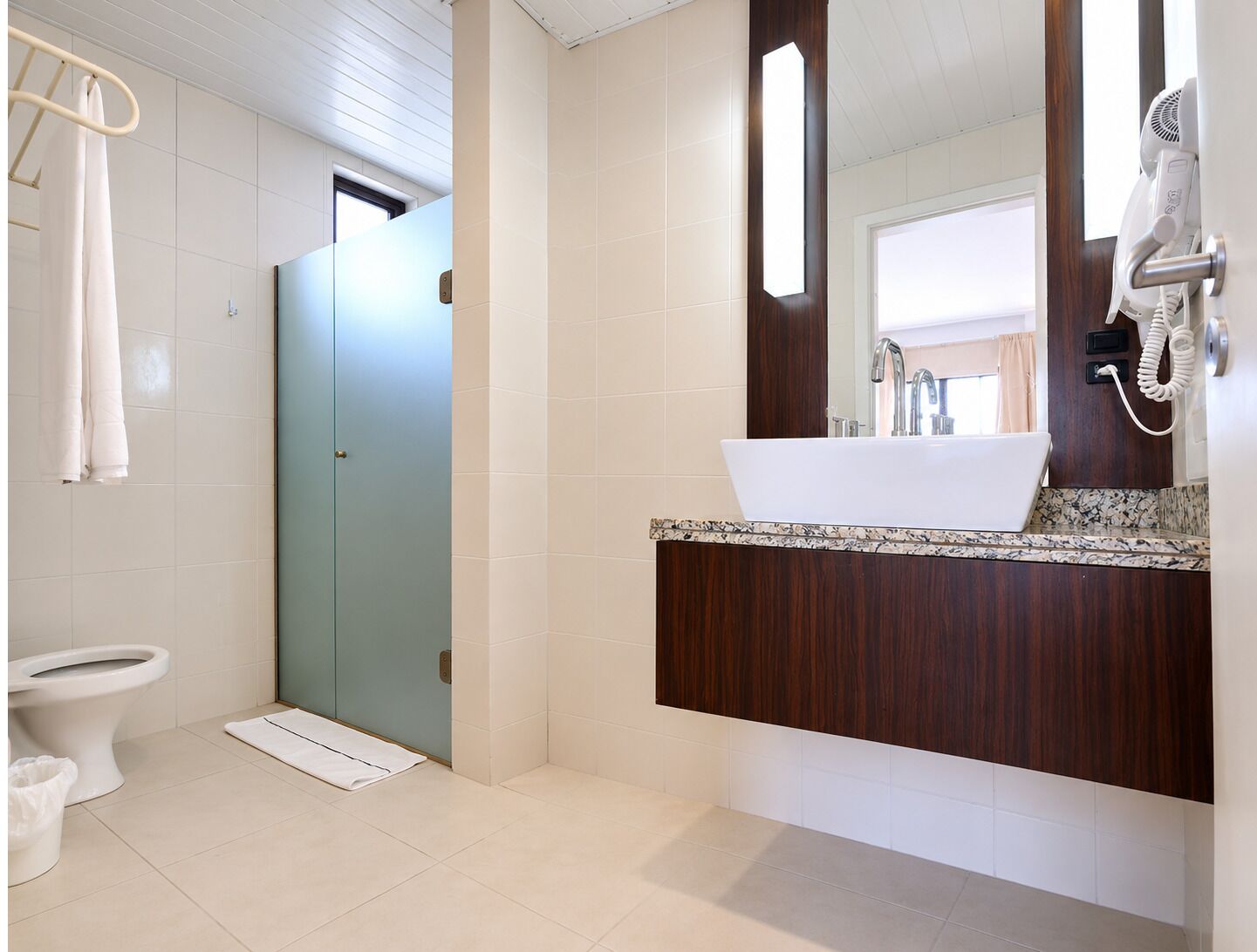 Studio Suite, 1 Queen Bed, Kitchen | Bathroom | Hair dryer, towels, soap, shampoo