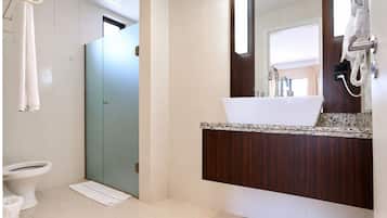 Studio Suite, 1 Queen Bed, Kitchen | Bathroom | Hair dryer, towels, soap, shampoo