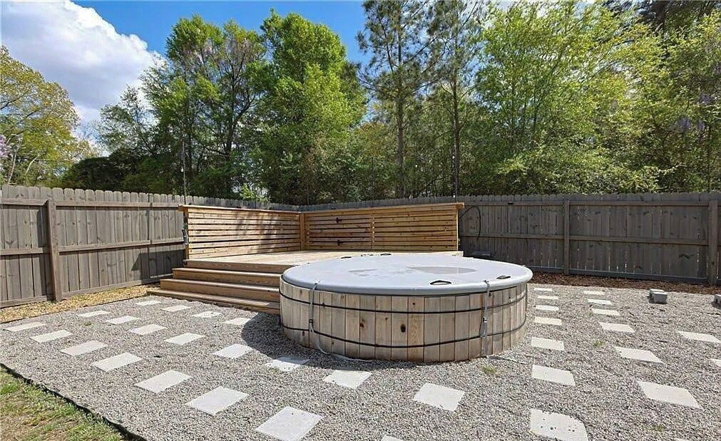 Outdoor spa tub