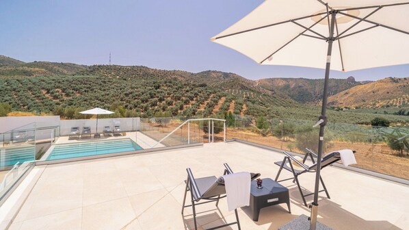 A rooftop pool area with a view of olive groves and hills. - Cortijo La Alcaidía Archidona by Ruralidays (Málaga)