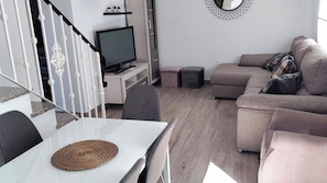 TV - Casa del Tío Paco Montecorto by Ruralidays (Málaga)