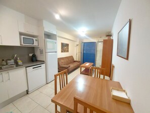 Interior - Apartment 'Nou_8' with Balcony, Wi-Fi and Air Conditioning (Sitges)