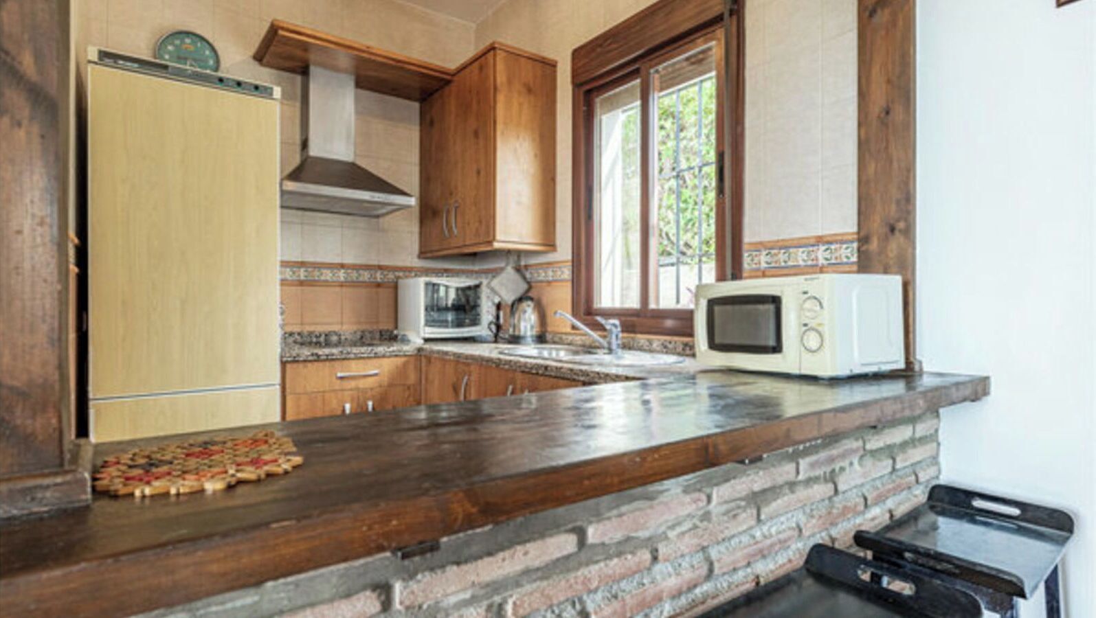Wasserkocher mit Kaffee-/Teezubehör, Kühlschrank, Mikrowelle, Ofen