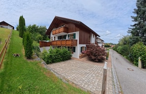 Exterior - Apartment 'Haus Christian Und Hanni' with Mountain View (Bad Kohlgrub)