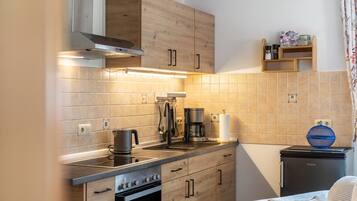 Wasserkocher mit Kaffee-/Teezubehör, Kühlschrank, Ofen, Herdplatte