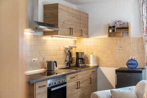 Cafetera y tetera, refrigerador, horno y parrilla de estufa 