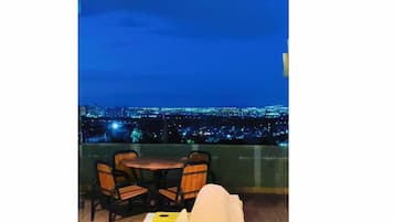 Apartamento conforto, vista para a cidade | Terraço/pátio