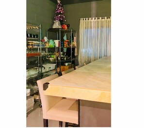 Comfort-Apartment, Stadtblick | Speisen