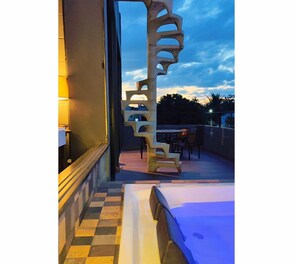 Comfort-Apartment, Stadtblick | Speisen im Freien