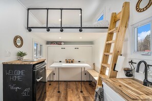 Cottage phong cách cổ điển, 2 giường cỡ queen | Bếp riêng | Tủ lạnh nhỏ, bếp nấu, dụng cụ nấu nướng/bát dĩa/dao nĩa 