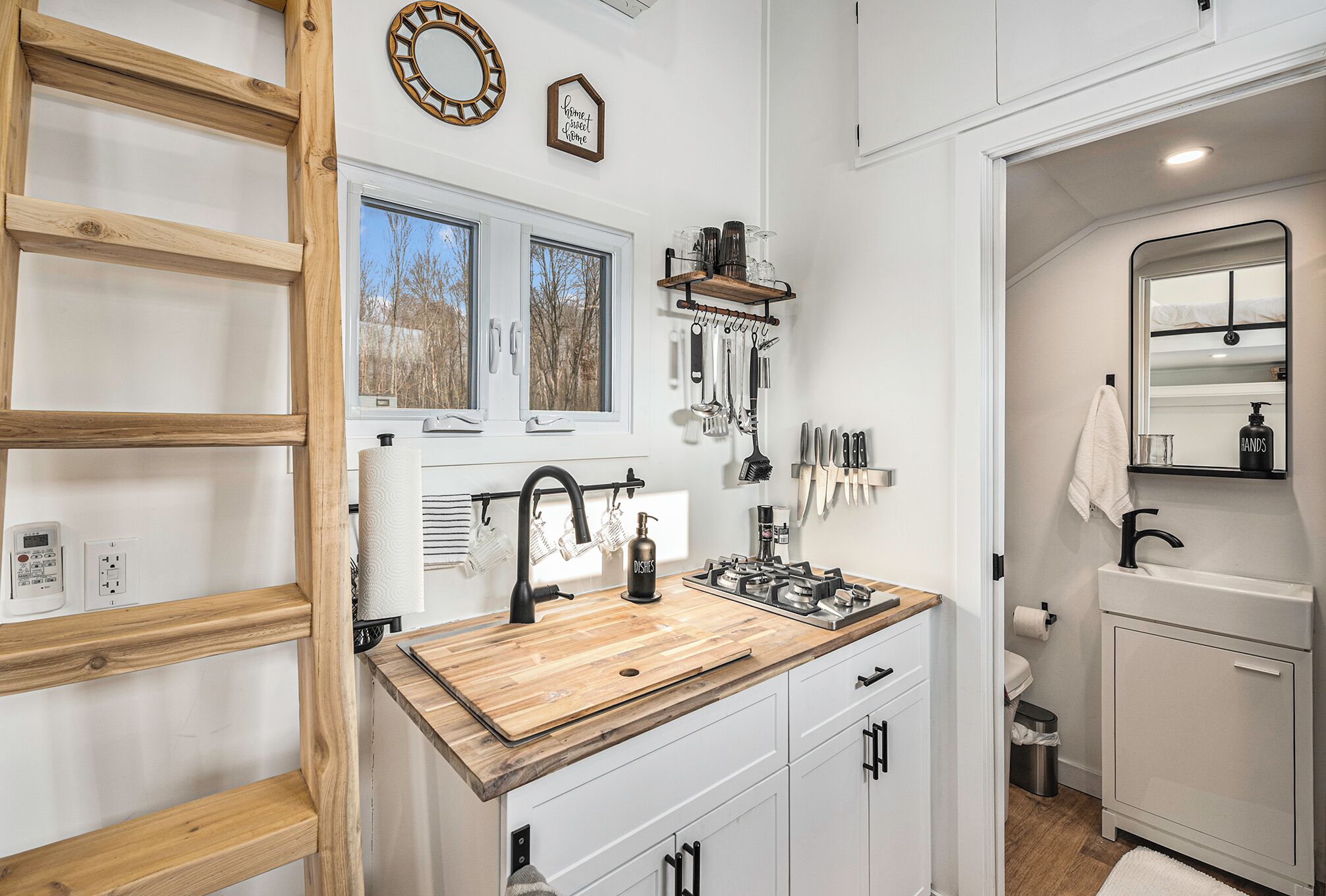 Cottage phong cách cổ điển, 2 giường cỡ queen | Phòng tắm | Buồng tắm vòi sen, khăn tắm, xà phòng, dầu gội 