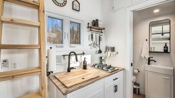 Cottage phong cách cổ điển, 2 giường cỡ queen | Phòng tắm | Buồng tắm vòi sen, khăn tắm, xà phòng, dầu gội