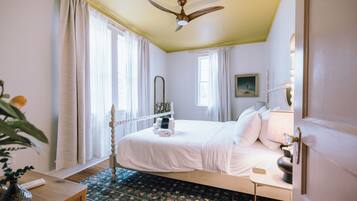 Iron/ironing board, WiFi, bed sheets