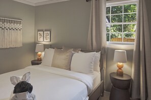Tabla de planchar con plancha, wifi y ropa de cama 