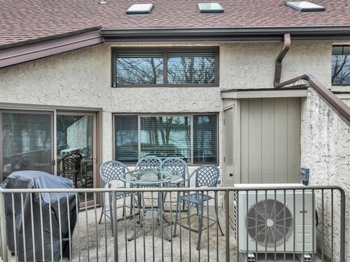 Midlake Retreat Waterfront 3BR Penthouse, Lake Club Included, Pool, Ski & Golf