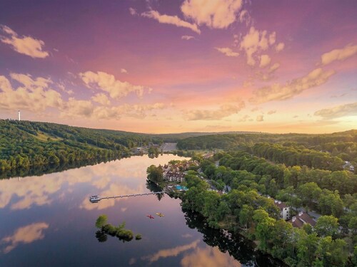 Midlake Retreat Waterfront 3BR Penthouse, Lake Club Included, Pool, Ski & Golf