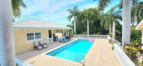 Cozy Private 1-Bedroom Cottage With Pool, Near Beach, Restaurant and Activities