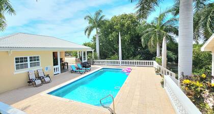 Cozy Private 1-Bedroom Cottage With Pool, Near Beach, Restaurant and Activities