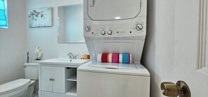 Bathroom - Cozy Private 1-Bedroom Cottage With Pool, Near Beach, Restaurant and Activities (Providenciales)
