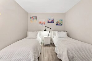 Tabla de planchar con plancha, internet y ropa de cama 