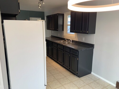 Unfurnished & Spacious Upper Level Duplex Home!