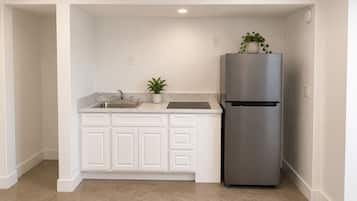 Apartment | Private kitchen | Full-sized fridge, microwave, stovetop