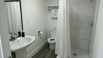 Standaard studio | Badkamer | Een douche