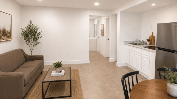 Un apartamento moderno con sala de estar, cocina y comedor.