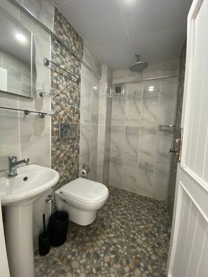 Shower, free toiletries, hair dryer, towels - TROPİCANA OTEL (İzmir)