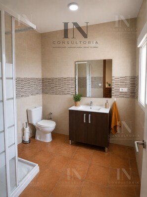 Dusche, Haartrockner, Toilettenpapier