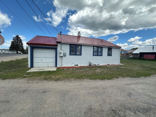 Quaint 1-bedroom house in charming Deer Lodge perfect for a getaway.