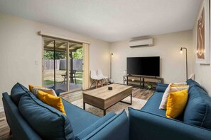 Living area - Freshly Updated Duplex with Fenced Yard | Pet Friendly & Perfect for Families, Close to Everything (Salem)