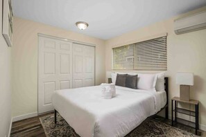 Room - Freshly Updated Duplex with Fenced Yard | Pet Friendly & Perfect for Families, Close to Everything (Salem)
