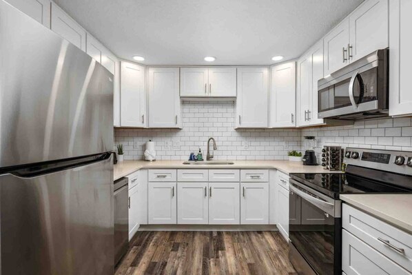 Private kitchen - Freshly Updated Duplex with Fenced Yard | Pet Friendly & Perfect for Families, Close to Everything (Salem)