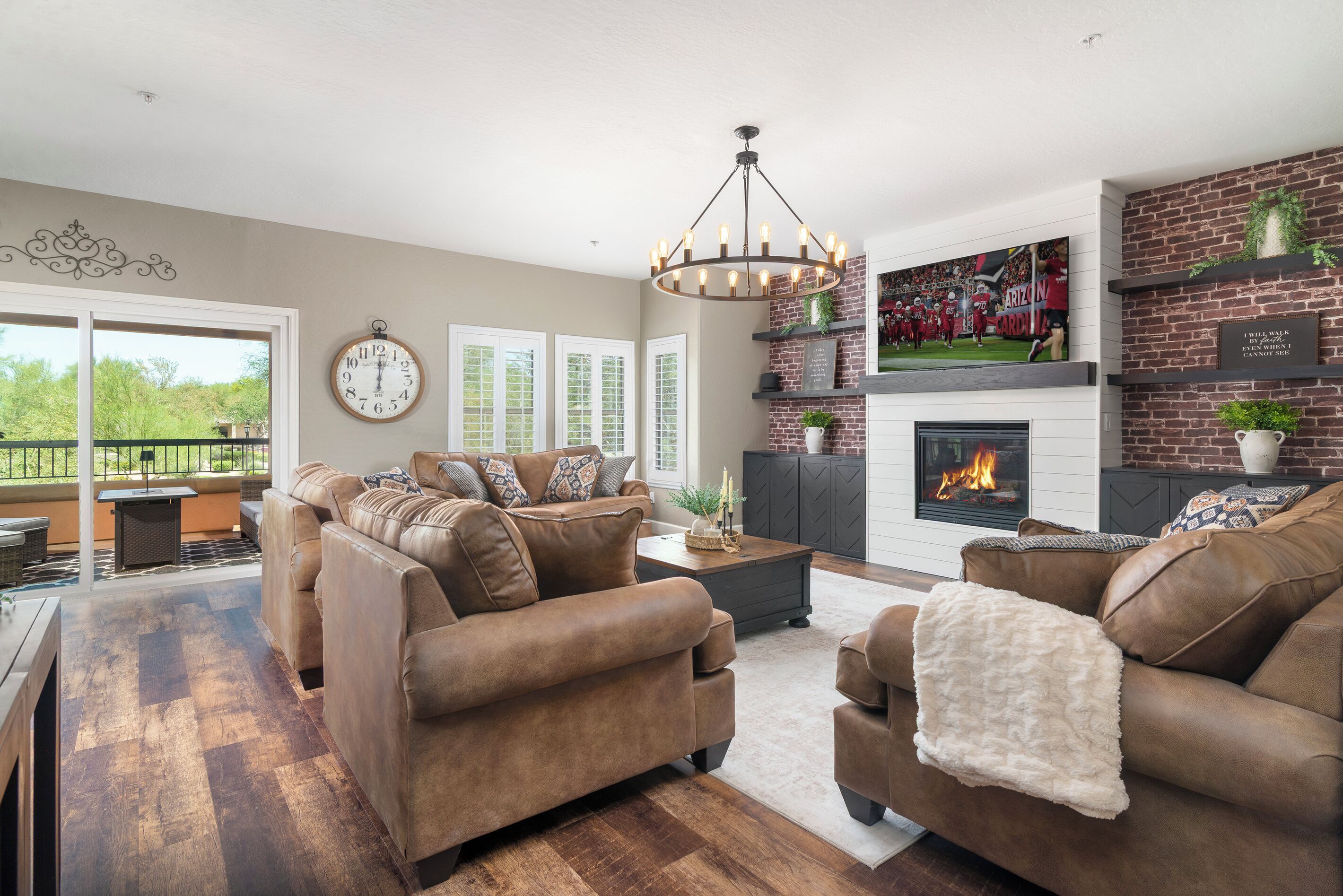 Smart TV, fireplace
