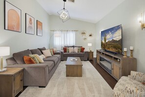 Smart TV, chimenea, videojuegos y libros 