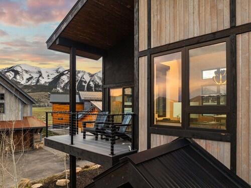 Buckhorn Retreat, new,  hot tub, deck, views!