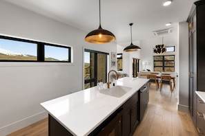 Coffee/tea maker, fridge, microwave, oven - Buckhorn Retreat, new,  hot tub, deck, views! (Crested Butte)