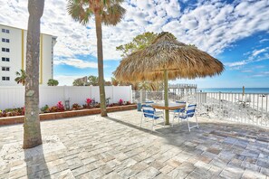 Apartment, Mehrere Betten (Sea Oats 303) | Speisen im Freien